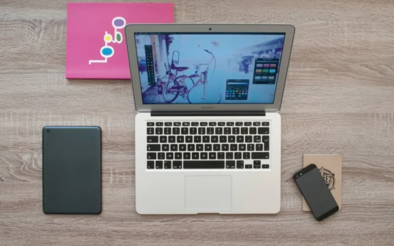 Celular e notebook no escritório